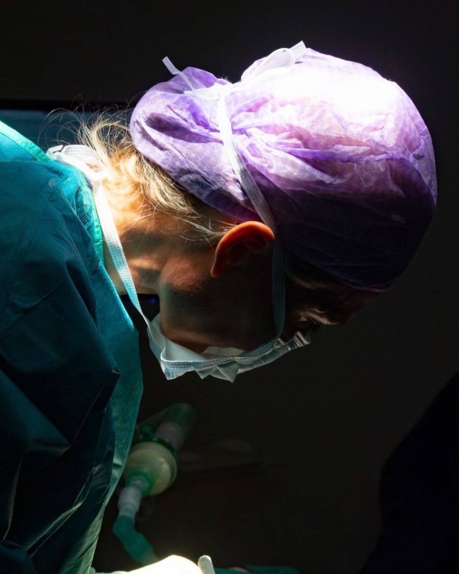 Laura tijdens een operatie in de operatiekamer